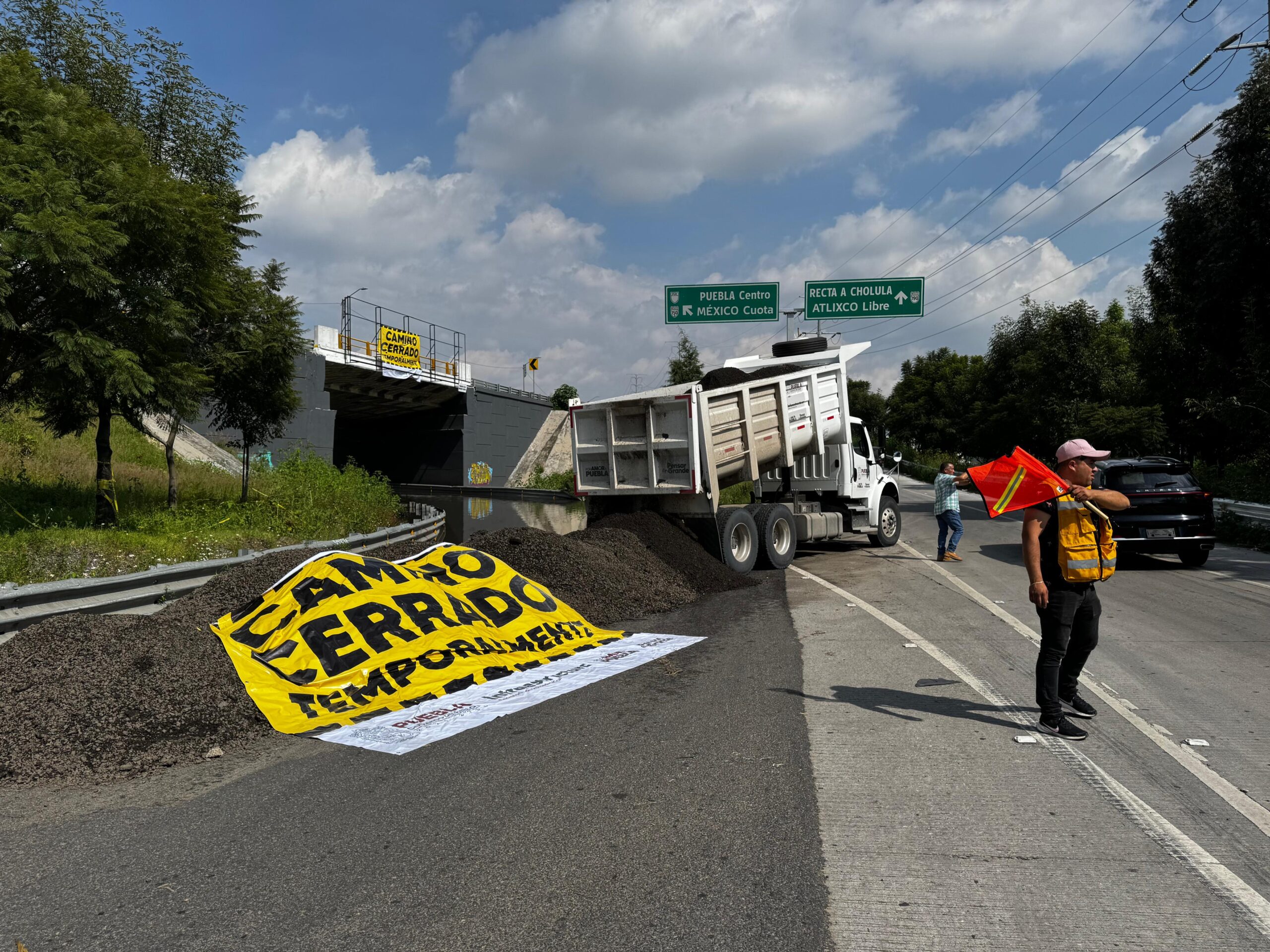 Cierran retorno en Periférico y Forjadores por reparación de drenaje