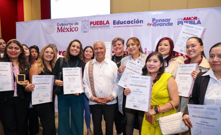 Reconocen a 417 docentes poblanos por transformar la enseñanza con prácticas innovadoras