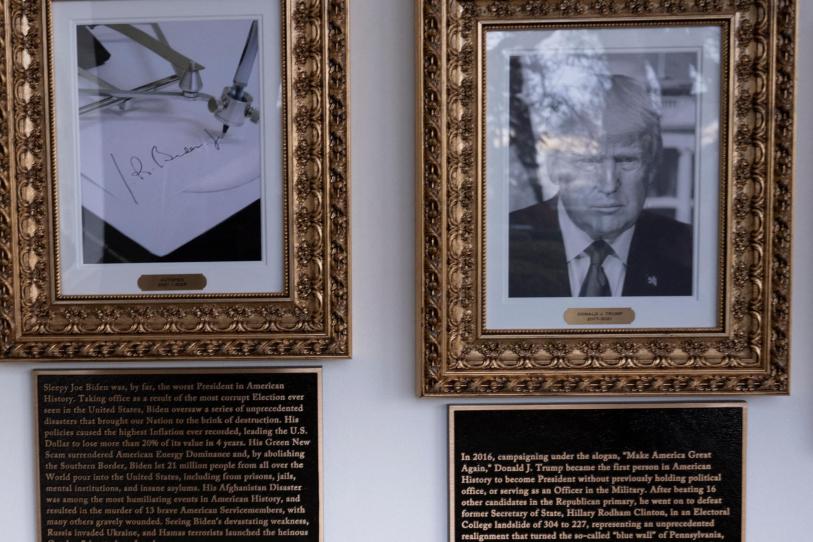 Instalan polémicas placas en la Casa Blanca contra Biden y Obama