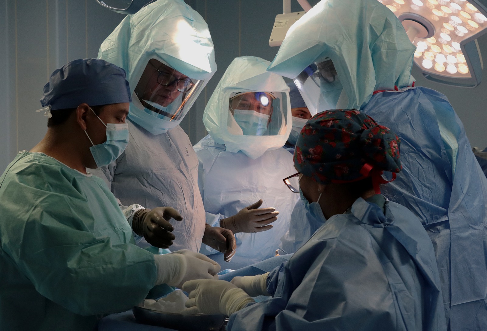 Puebla da un paso histórico en salud con la primera cirugía de rodilla asistida por inteligencia artificial