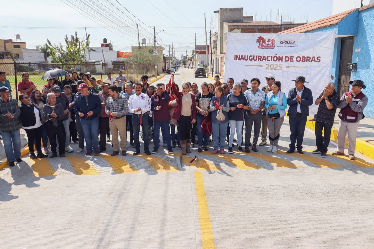En San Pedro Cholula, Tonantzin Fernández renueva vialidad estratégica en Mixquitla