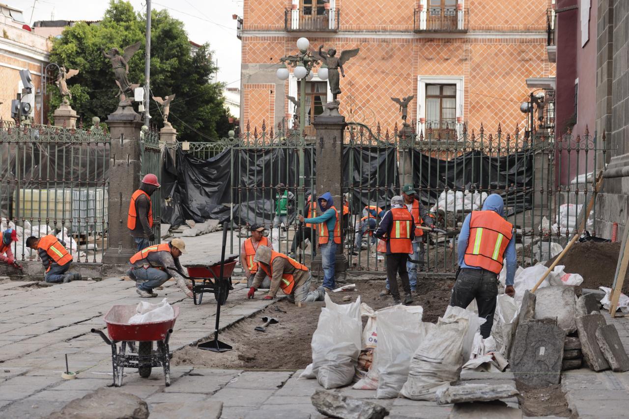 Inician trabajos de rehabilitación en el atrio de la Catedral de Puebla