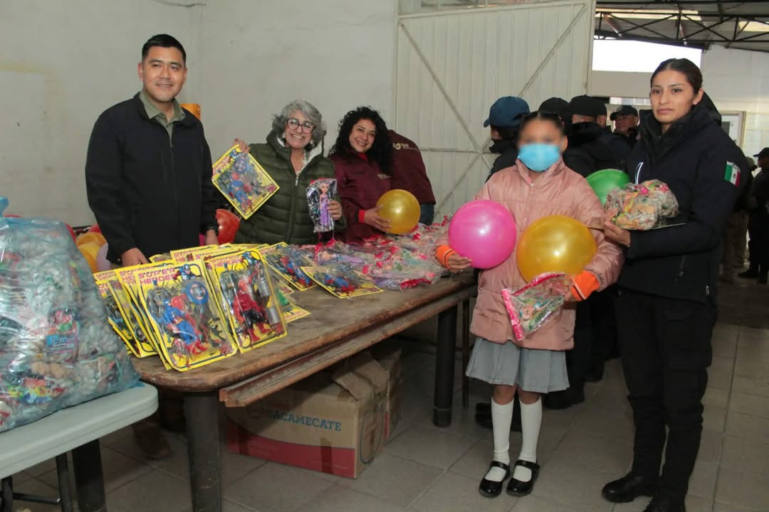 DIF San Pedro Cholula reconoce a trabajadores municipales con entrega de obsequios a sus hijas e hijos