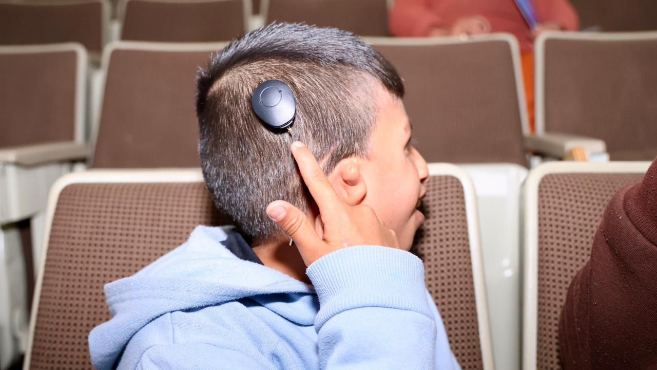El sonido llega por primera vez a la vida de 20 niñas y niños en Puebla