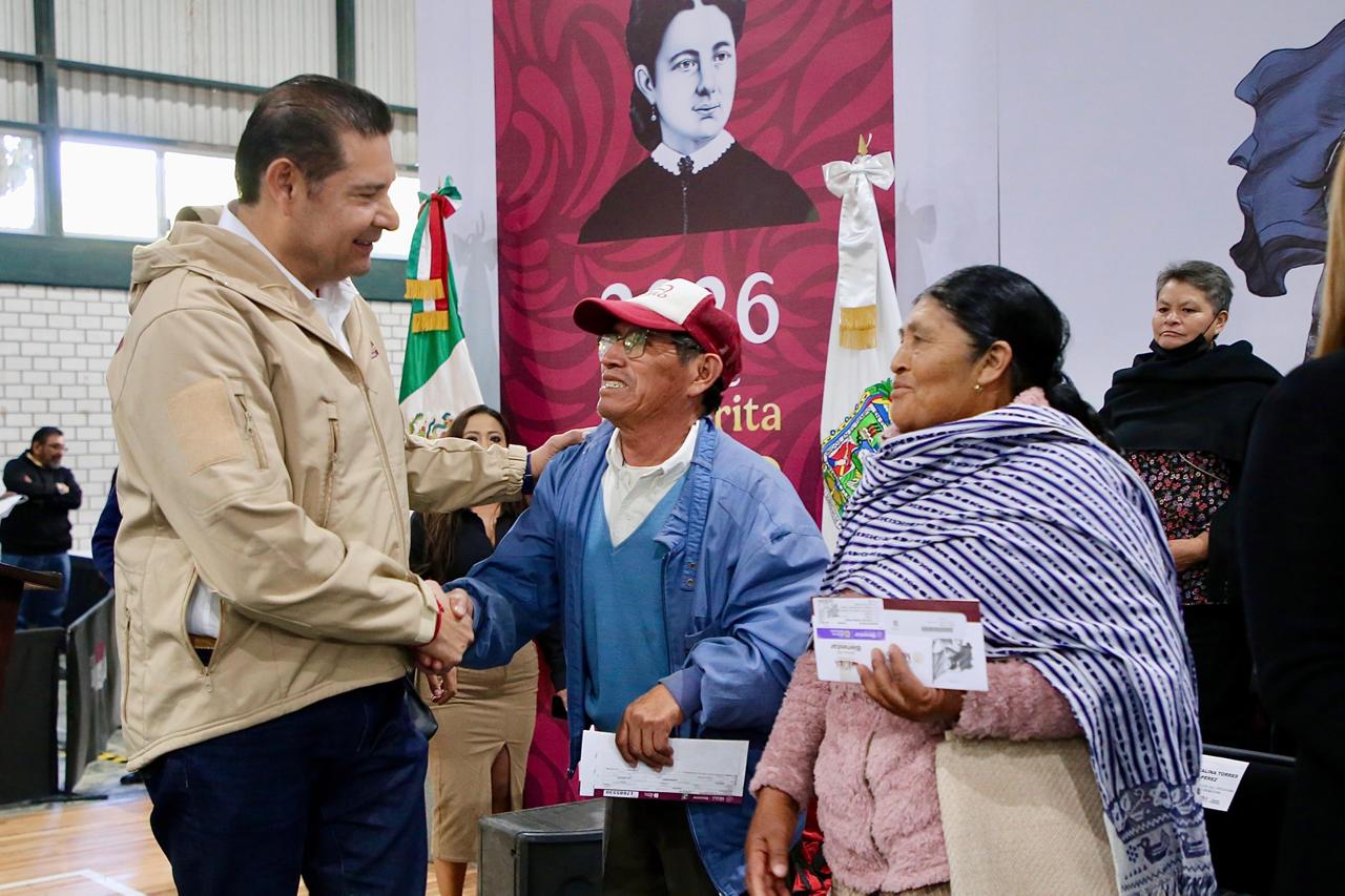 Un respaldo directo al corazón de las familias poblanas: entregan tarjetas de Bienestar a mujeres y adultos mayores