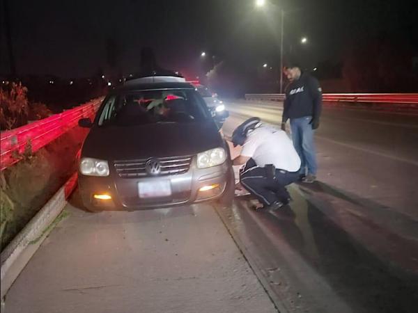 Objetos metálicos dañan 6 autos en Periférico