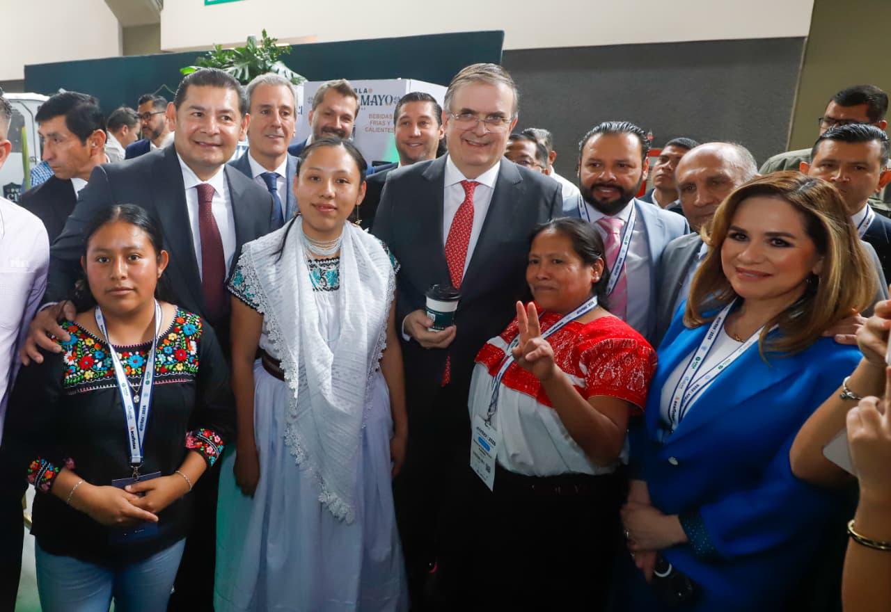 Ebrard y Armenta impulsan industria textil en Puebla