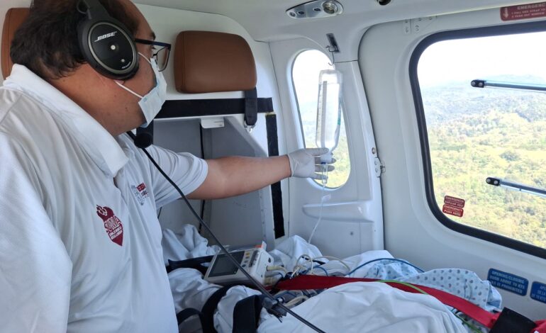Trasladan por aire a embarazada con gemelos desde Cuetzalan