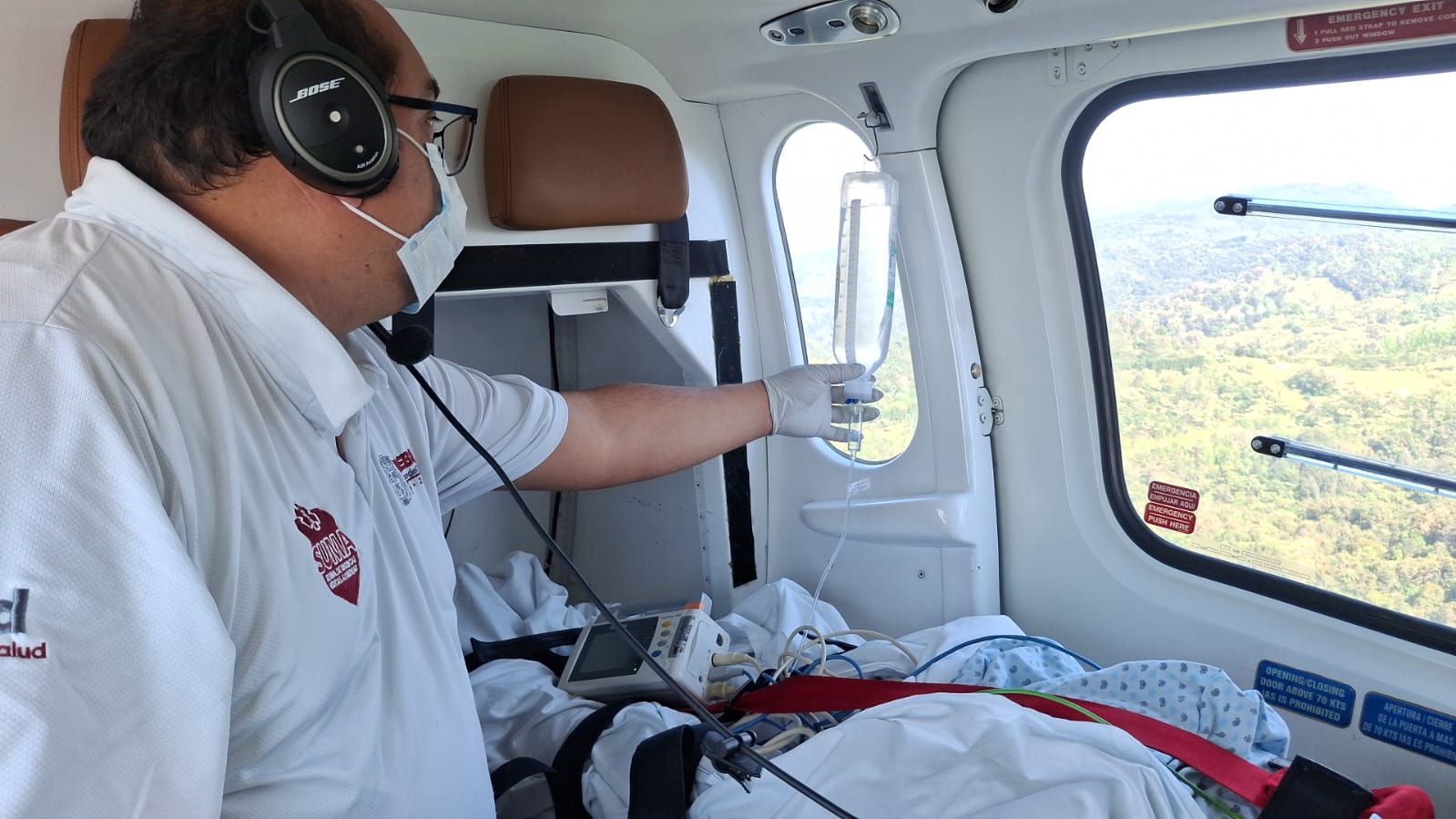 Trasladan por aire a embarazada con gemelos desde Cuetzalan