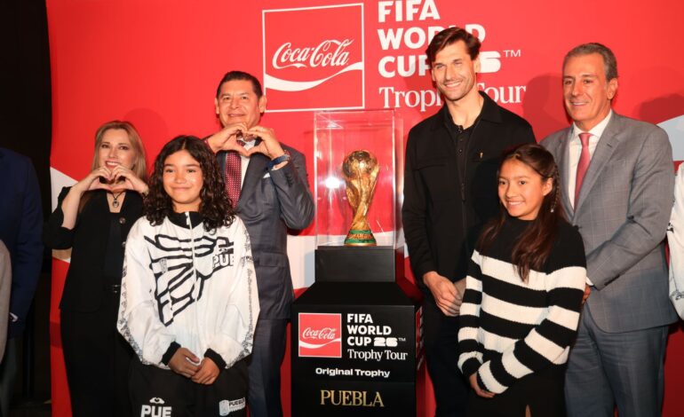 Puebla recibe trofeo mundial y vive fiesta del fútbol