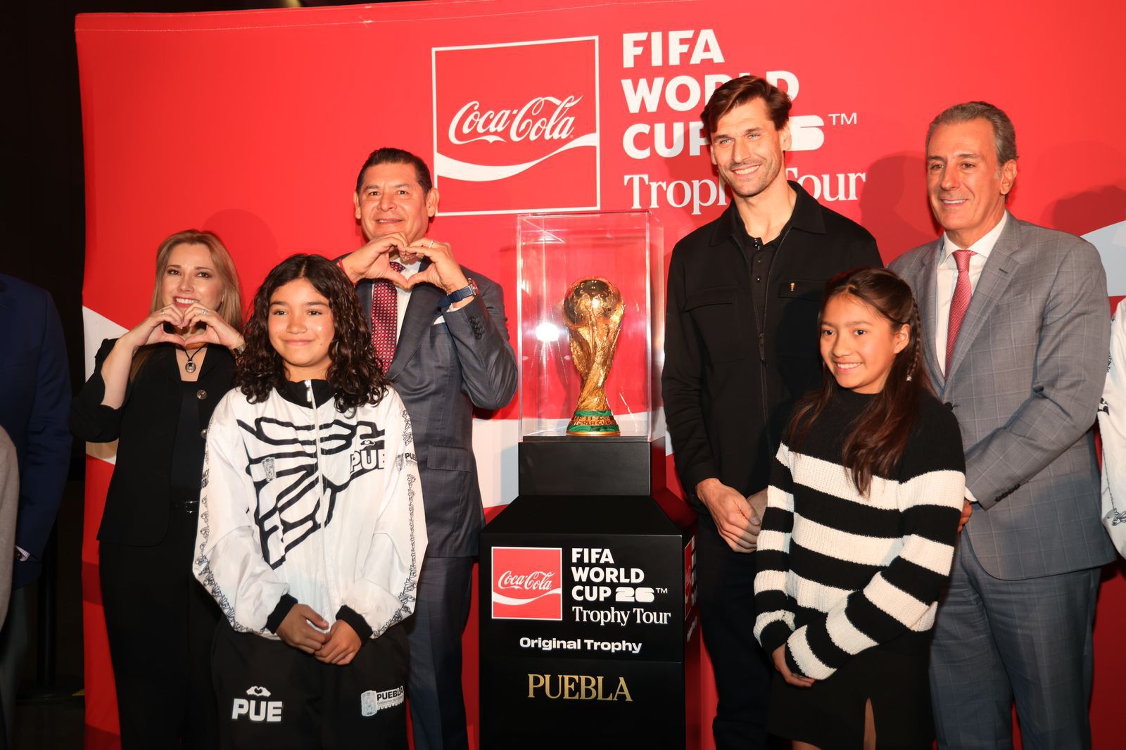 Puebla recibe trofeo mundial y vive fiesta del fútbol