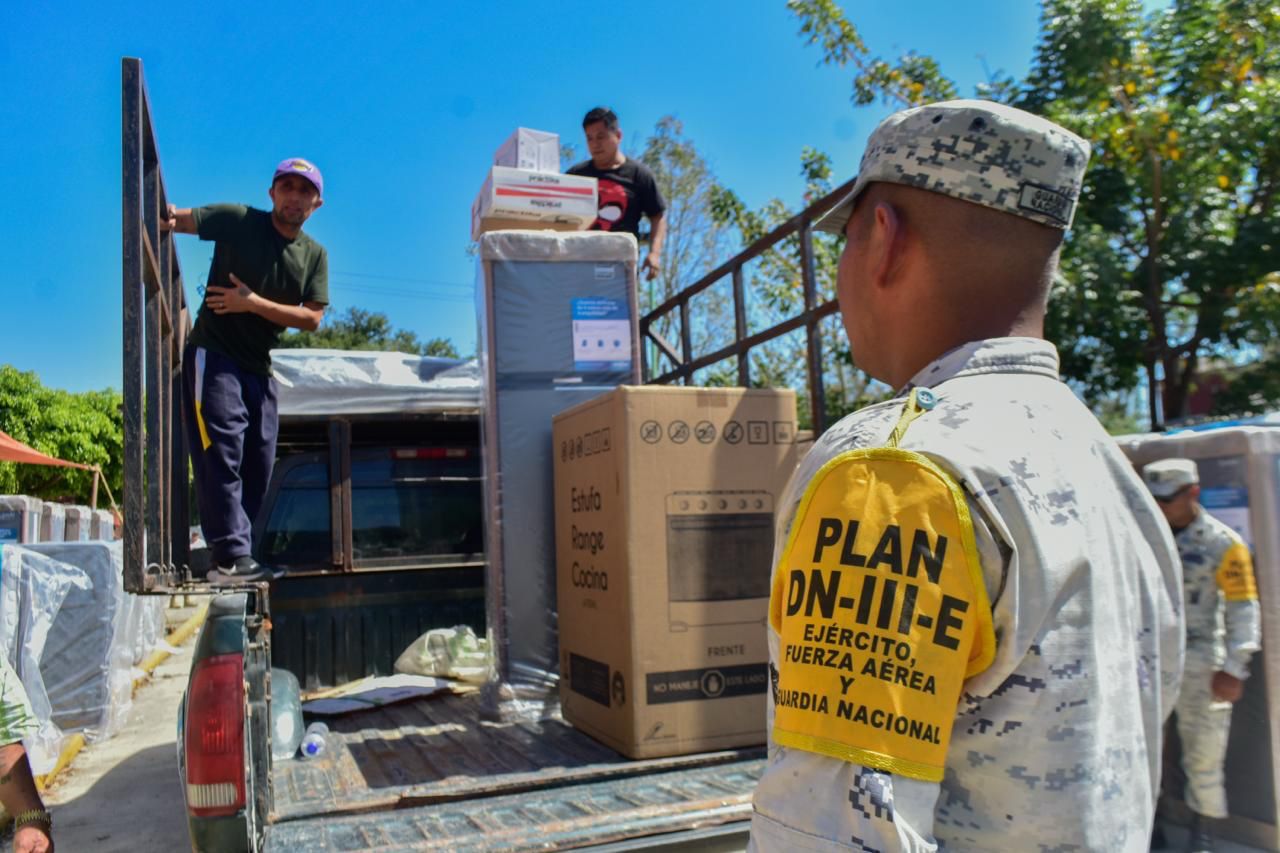 Federación despliega operativo en Xicotepec y entrega enseres a familias afectadas por la tormenta Jerry