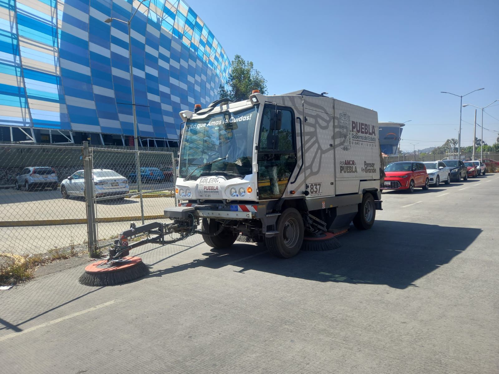 Limpieza intensiva en inmediaciones del Estadio Cuauhtémoc mejora imagen y seguridad vial