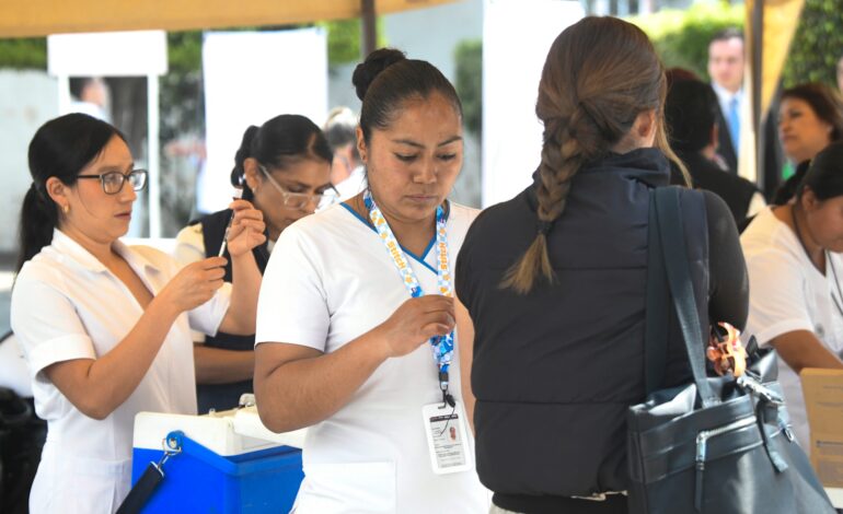 Llevan vacuna contra sarampión a universitarios de la BUAP