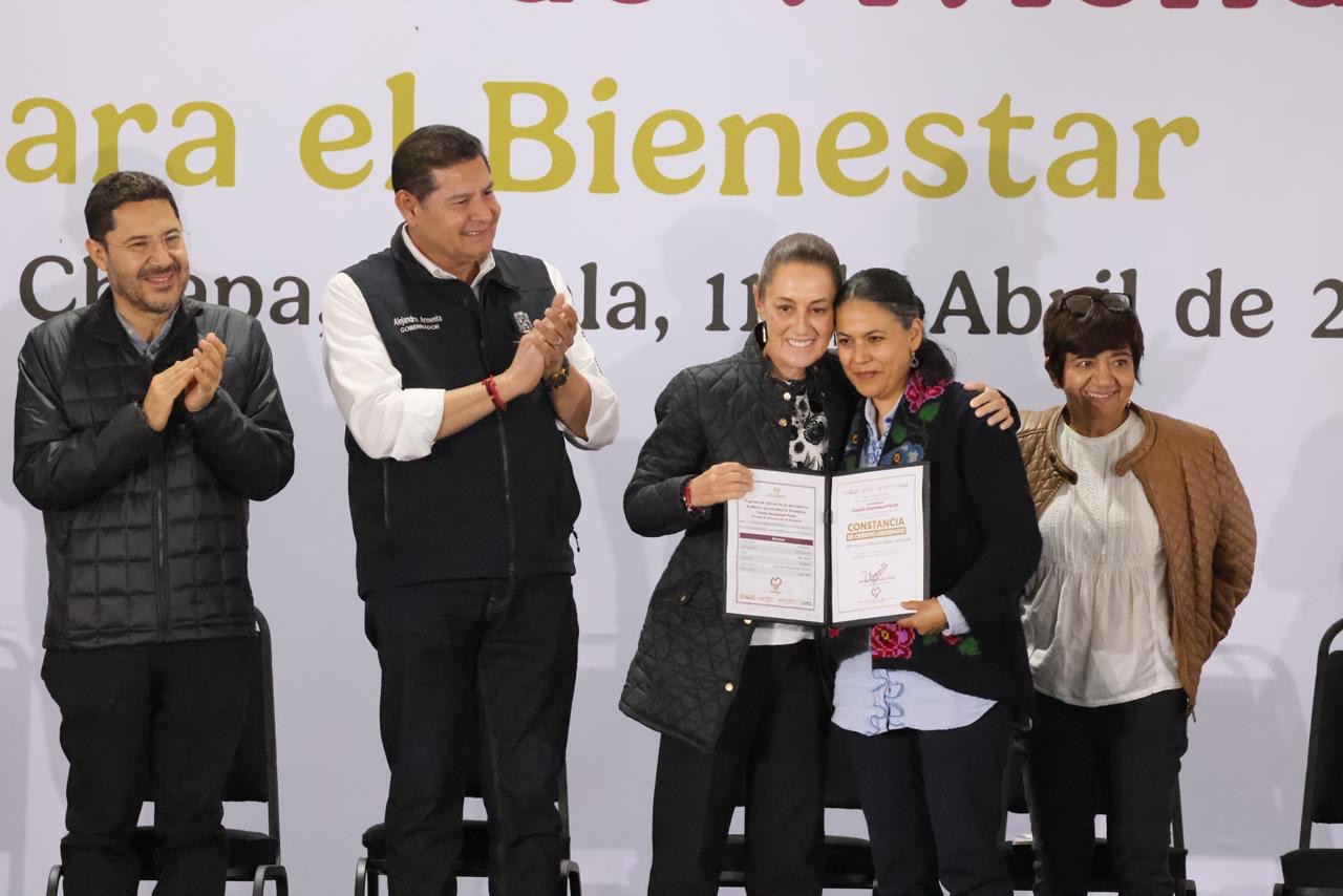 Sheinbaum entrega viviendas sin deudas en Puebla