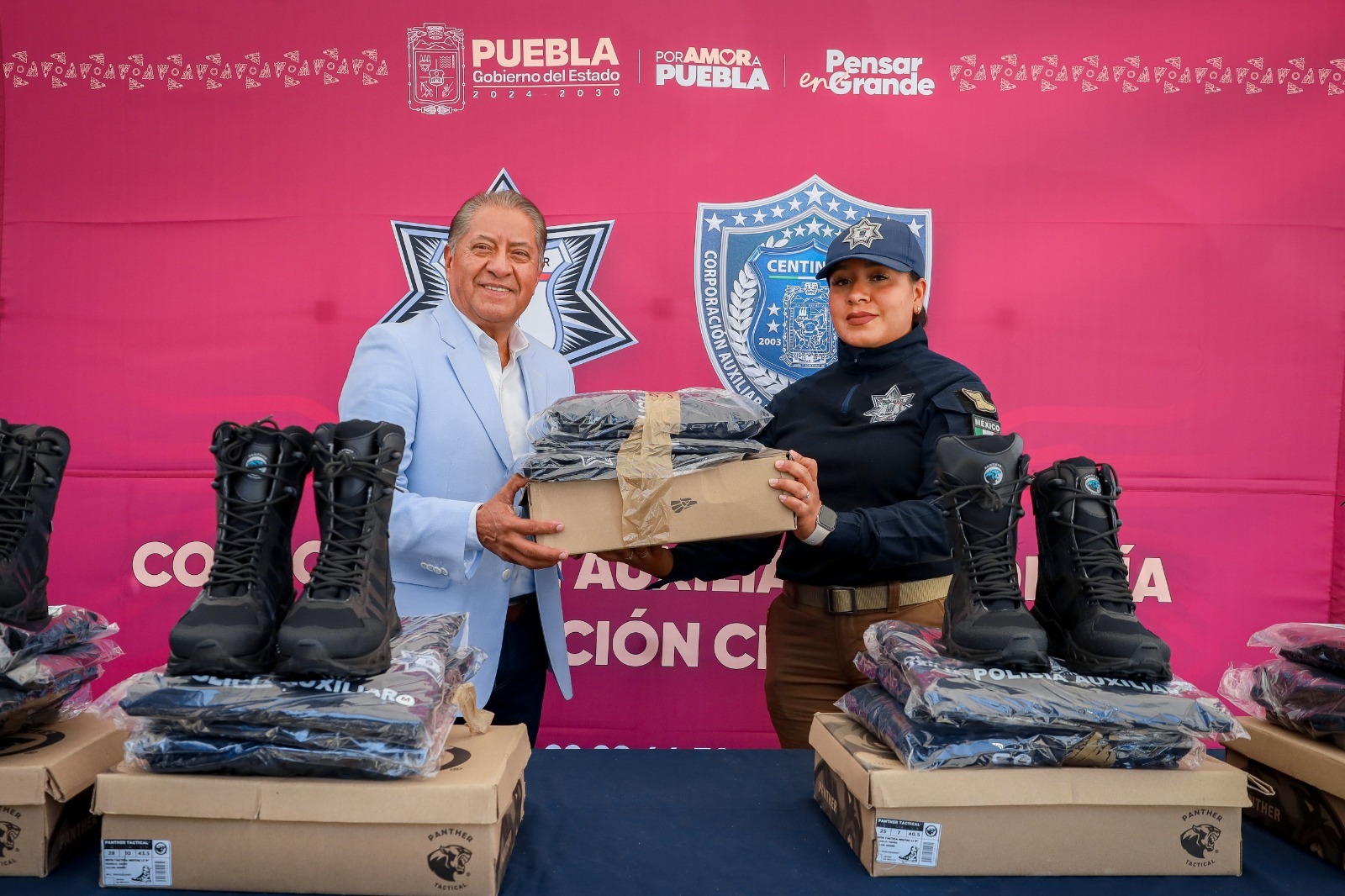 Policía Auxiliar entrega uniformes a su personal