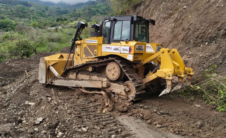 Rehabilitan carretera en Pahuatlán tras derrumbe