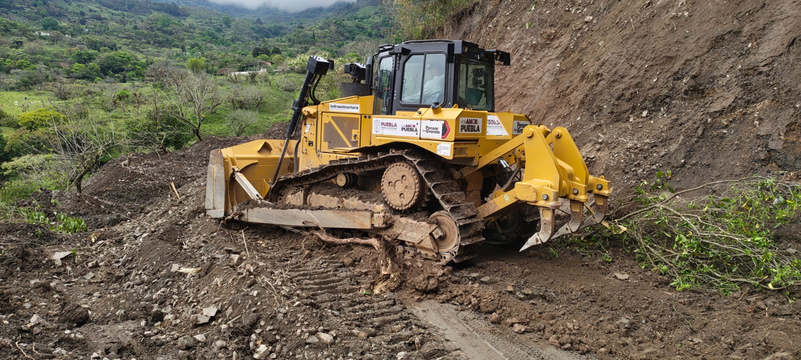 Rehabilitan carretera en Pahuatlán tras derrumbe