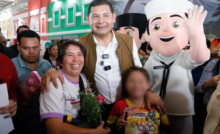 Armenta sorprende a mamás y niños en la Feria de Puebla