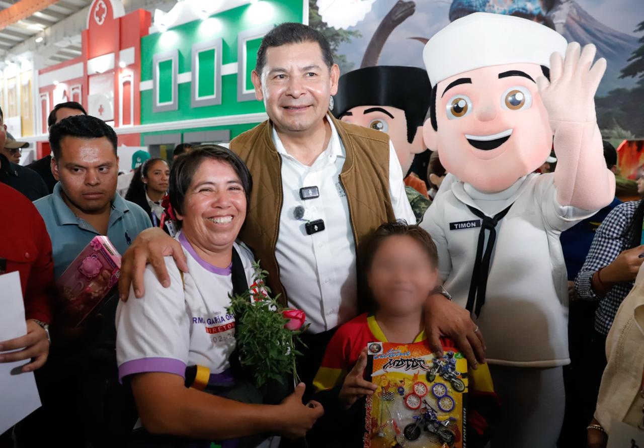 Armenta sorprende a mamás y niños en la Feria de Puebla