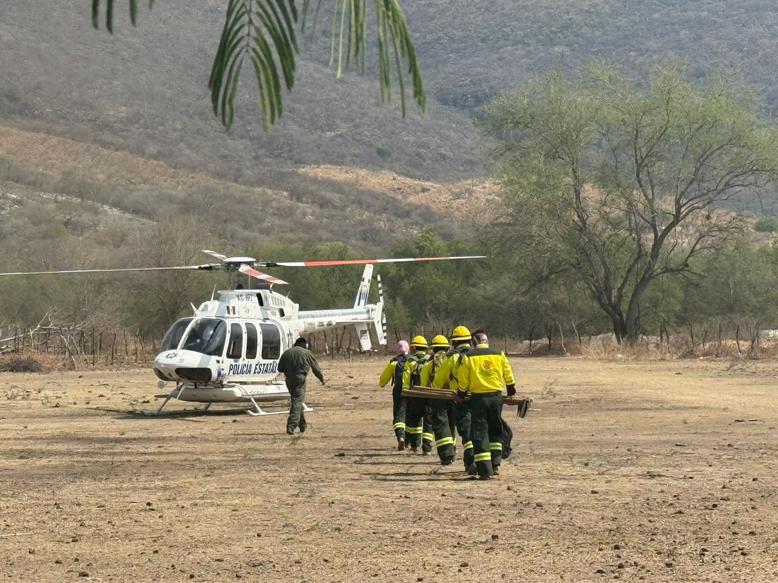 Helicópteros y brigadistas combaten incendio en Cohetzala
