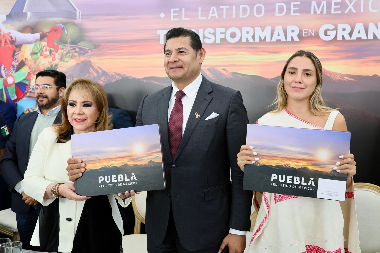 Puebla fortalece promoción turística con nuevo libro