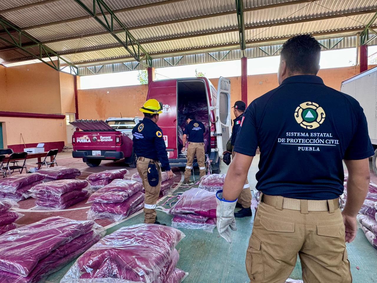 Entregan apoyos a familias afectadas por lluvias en Ixtacamaxtitlán