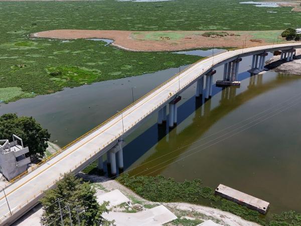 Puente acaba con 70 años de aislamiento