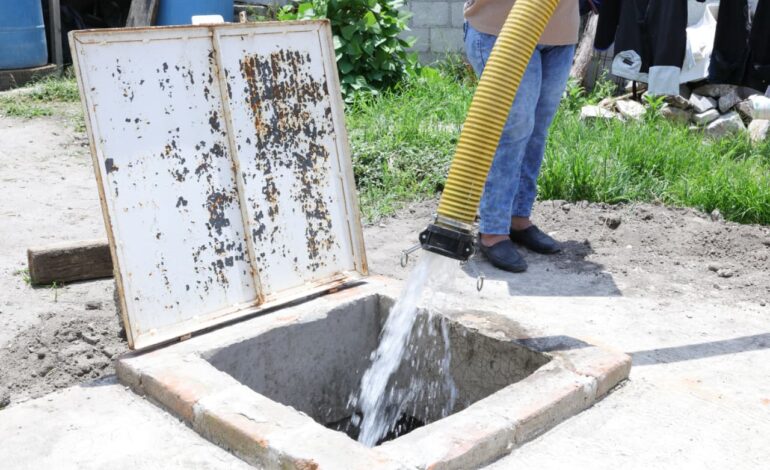 Llevan agua gratuita a familias afectadas por el desabasto en Puebla