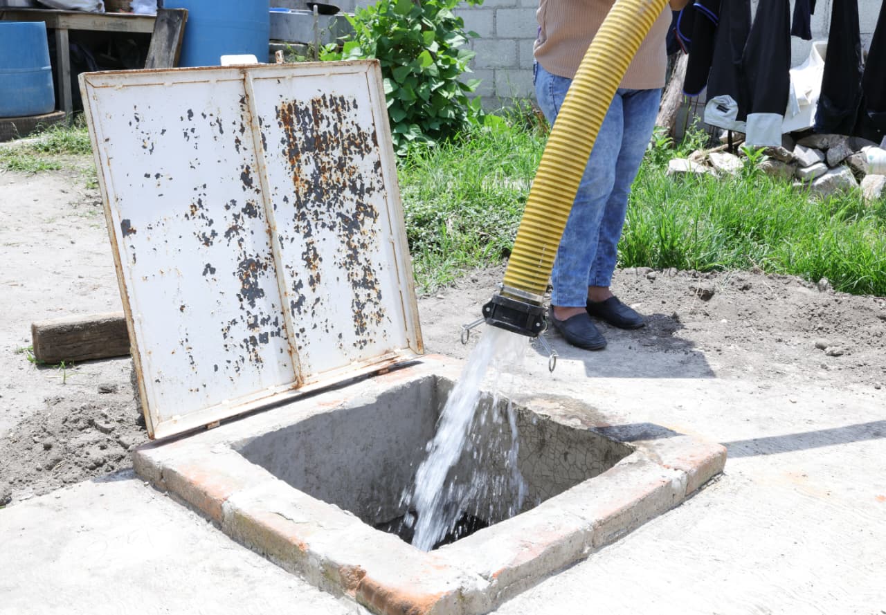 Llevan agua gratuita a familias afectadas por el desabasto en Puebla