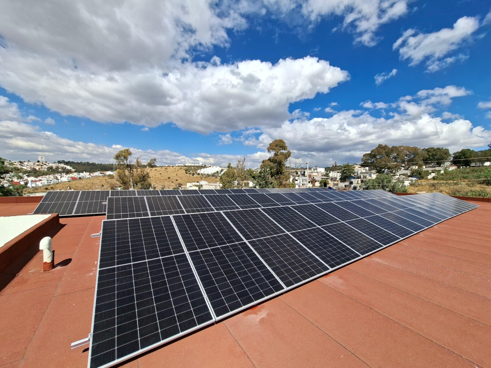 Puebla apuesta por energía solar con más de 6 mil paneles
