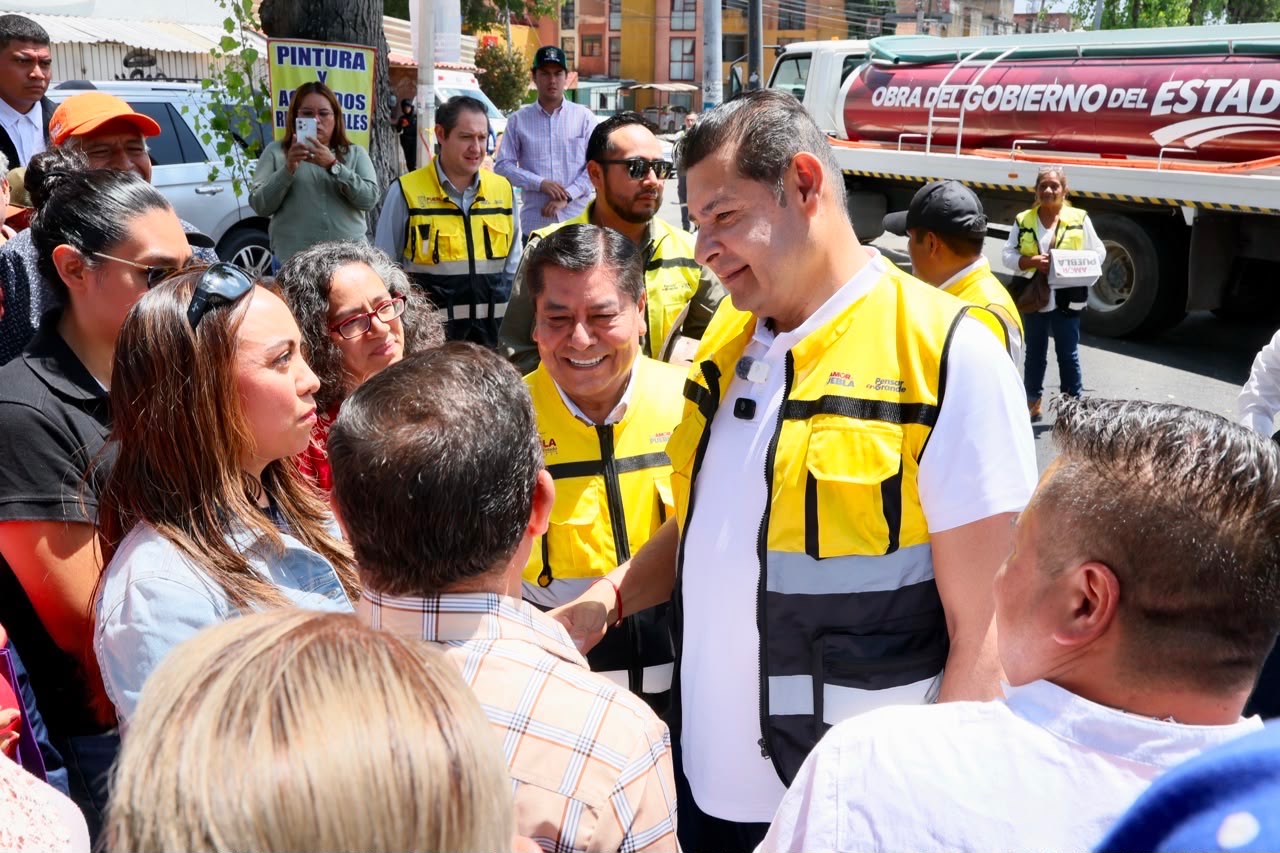 Armenta llama a vecinos a organizarse para rehabilitar accesos a colonias en 2027