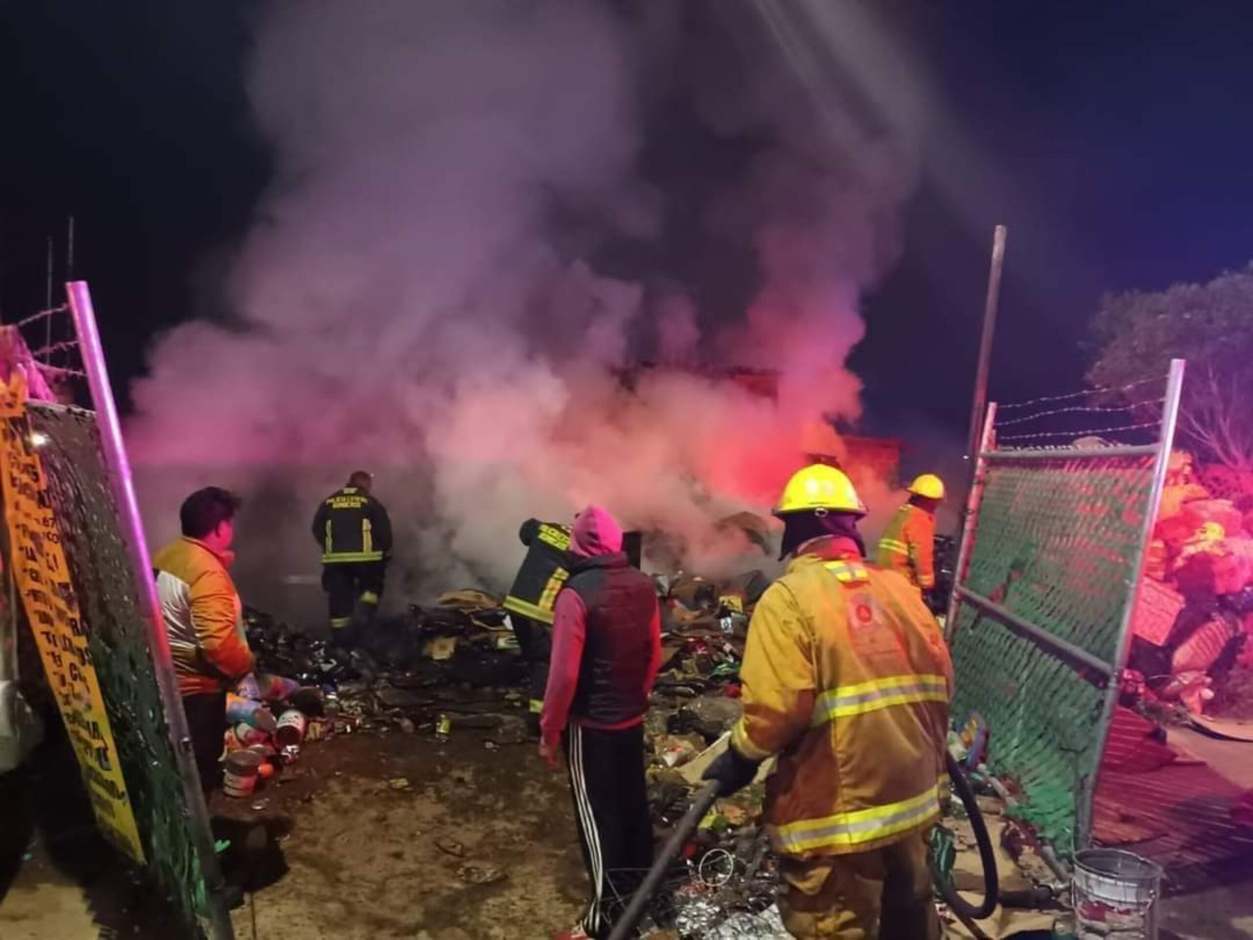 Combaten la quema de 200 llantas usadas en San Juan Tlautla, Cholula