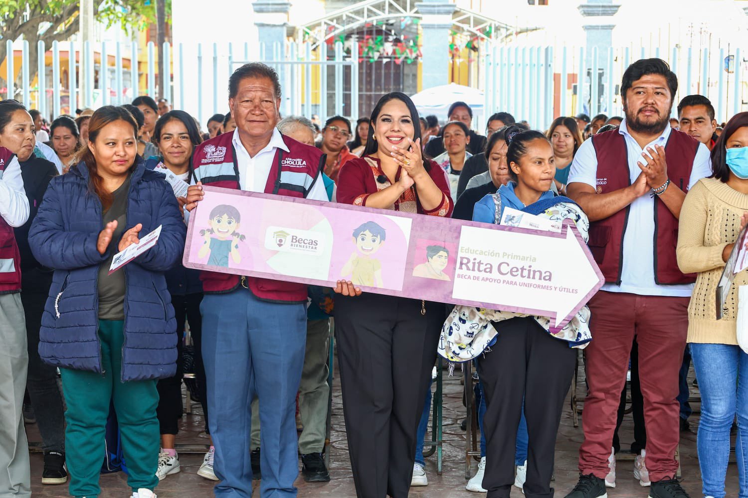 Tonantzin acerca becas a familias de Cholula