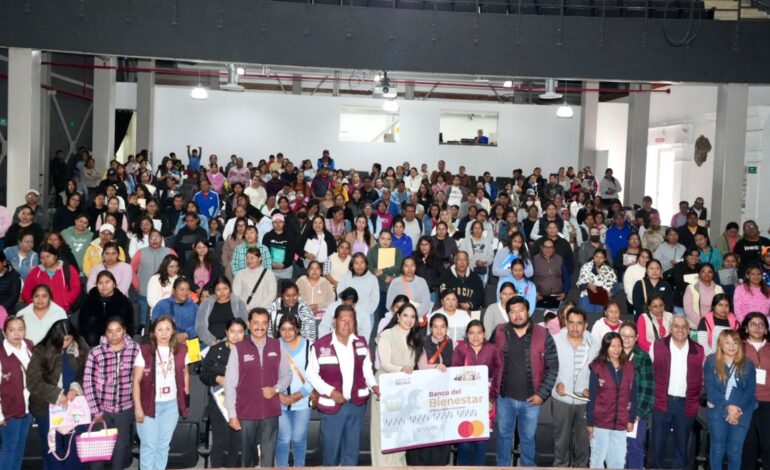 Tonantzin entrega becas y respalda la educación en San Pedro Cholula