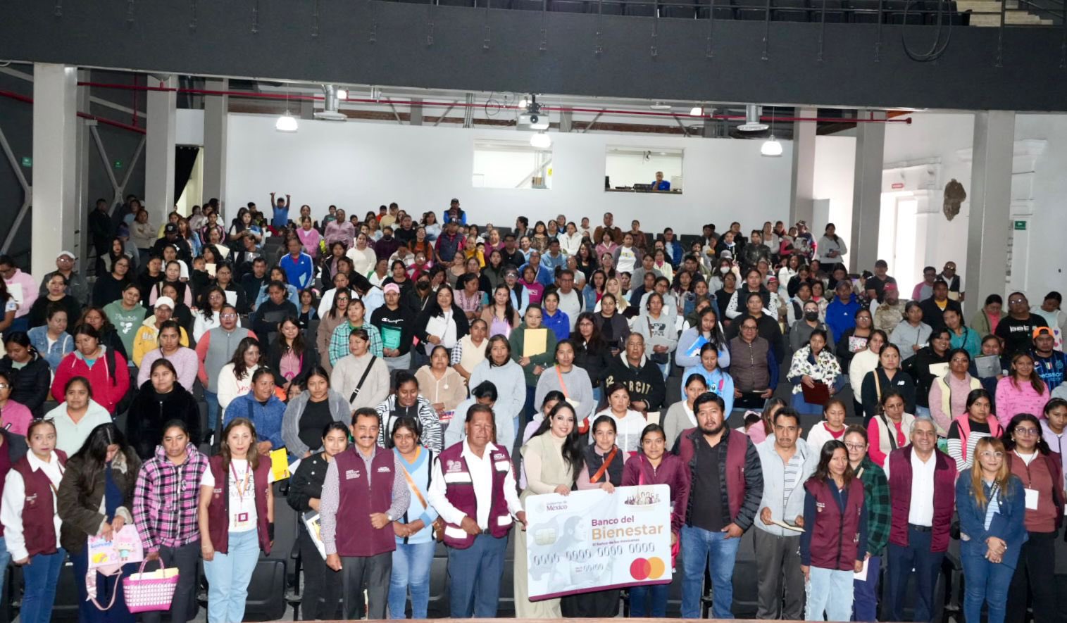 Tonantzin entrega becas y respalda la educación en San Pedro Cholula