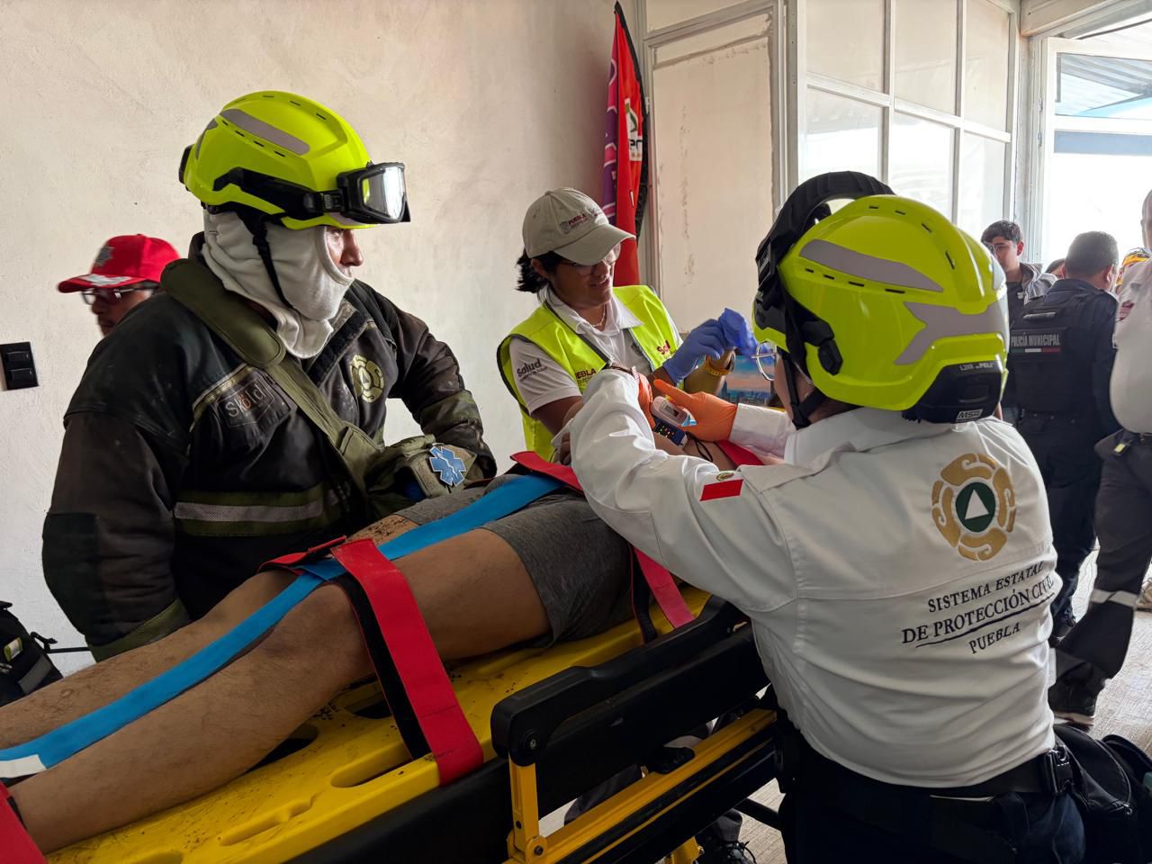 Rescatan con vida a dos hombres atrapados en pozo de Cholula
