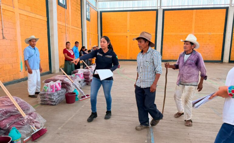 Entregan apoyos a familias afectadas en Huehuetla