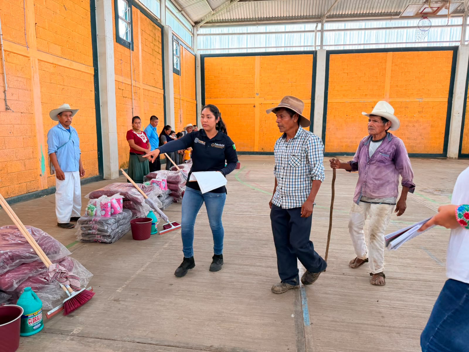 Entregan apoyos a familias afectadas en Huehuetla