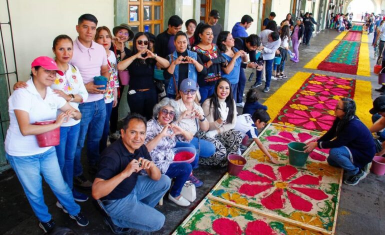 Luce alfombra monumental de aserrín del Viernes Santo en San Pedro Cholula