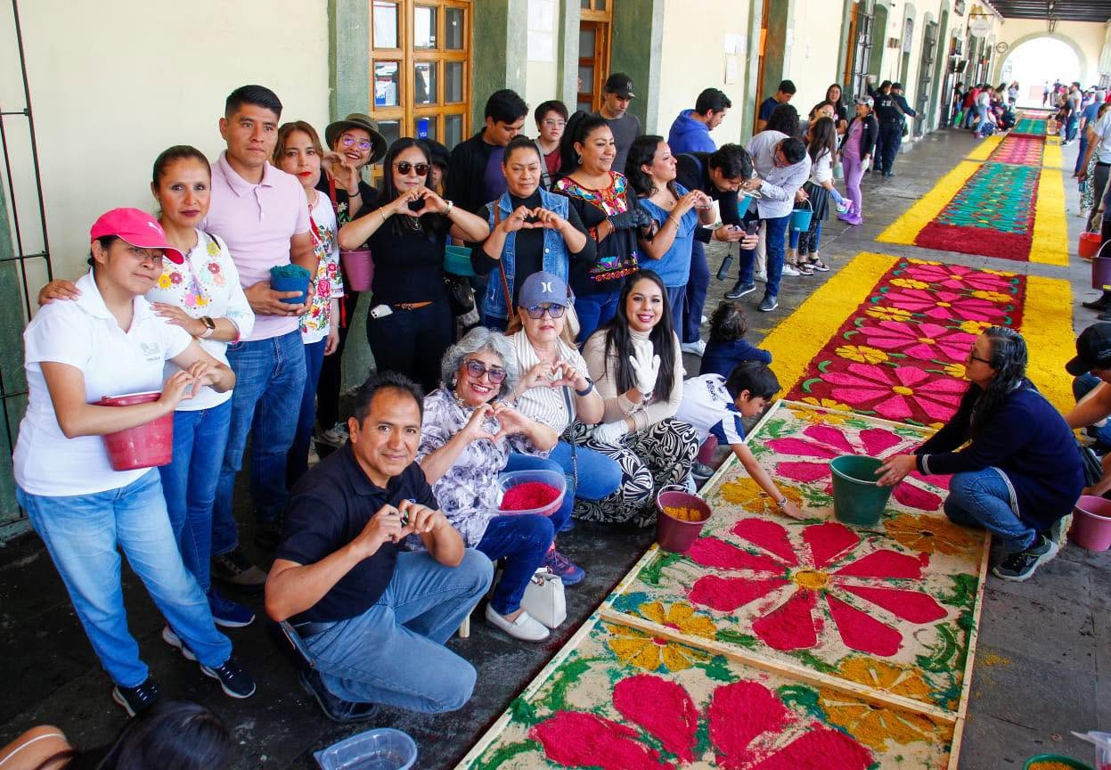 Luce alfombra monumental de aserrín del Viernes Santo en San Pedro Cholula