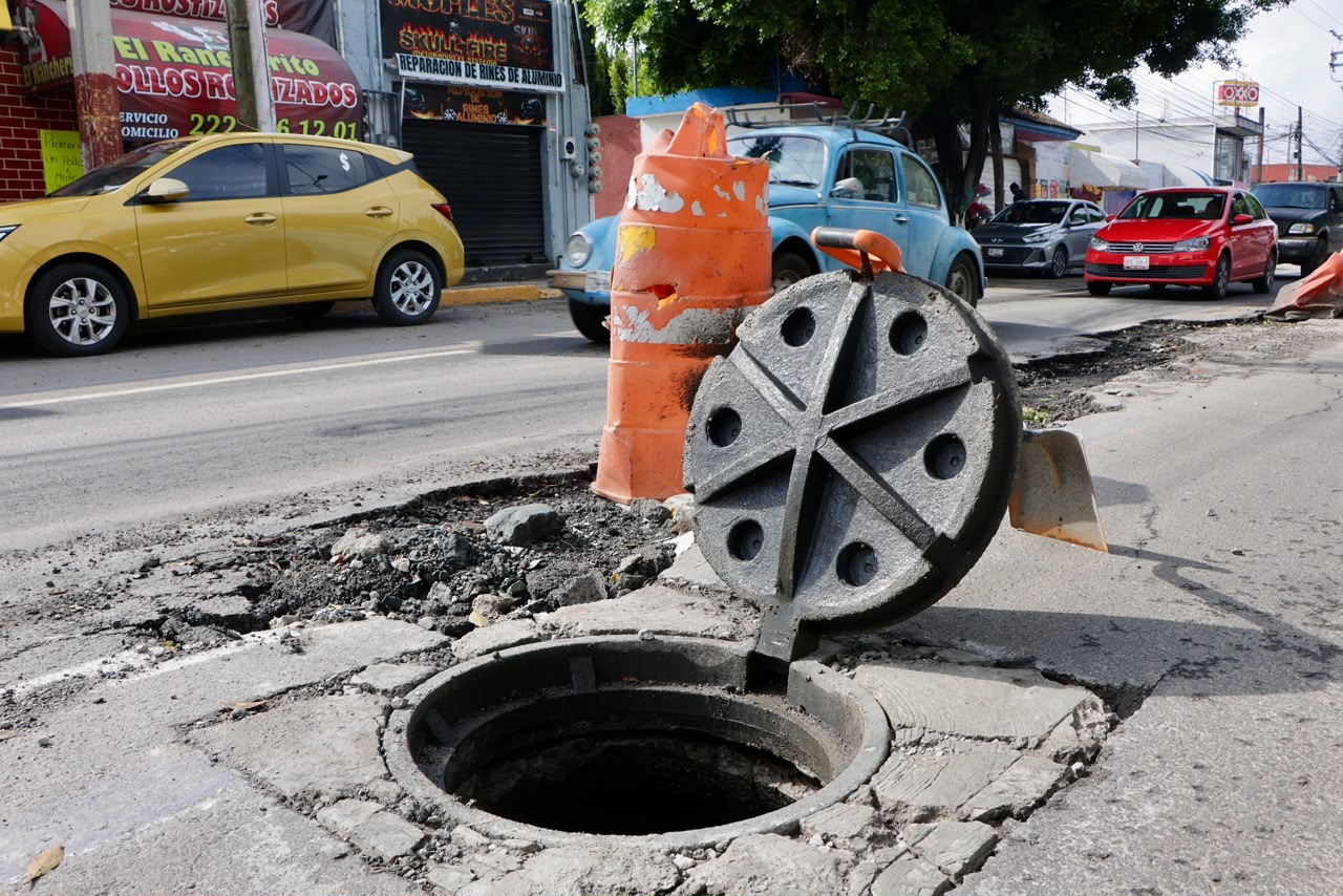 Lluvias saturan drenaje y dañan Avenida Lafragua