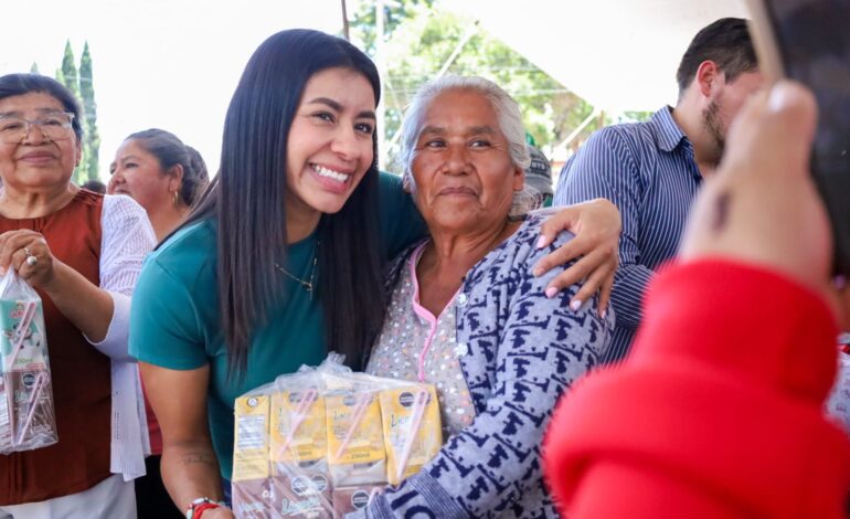 Gaby “La Bonita” Sánchez acerca el programa Lechetón a San Francisco Totimehuacan