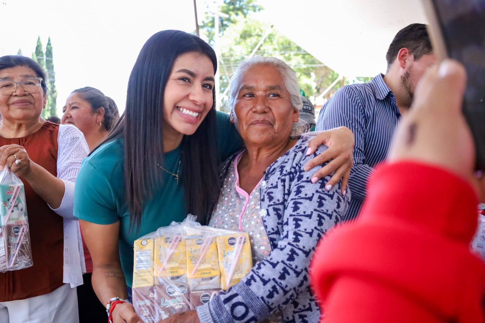 Gaby “La Bonita” Sánchez acerca el programa Lechetón a San Francisco Totimehuacan