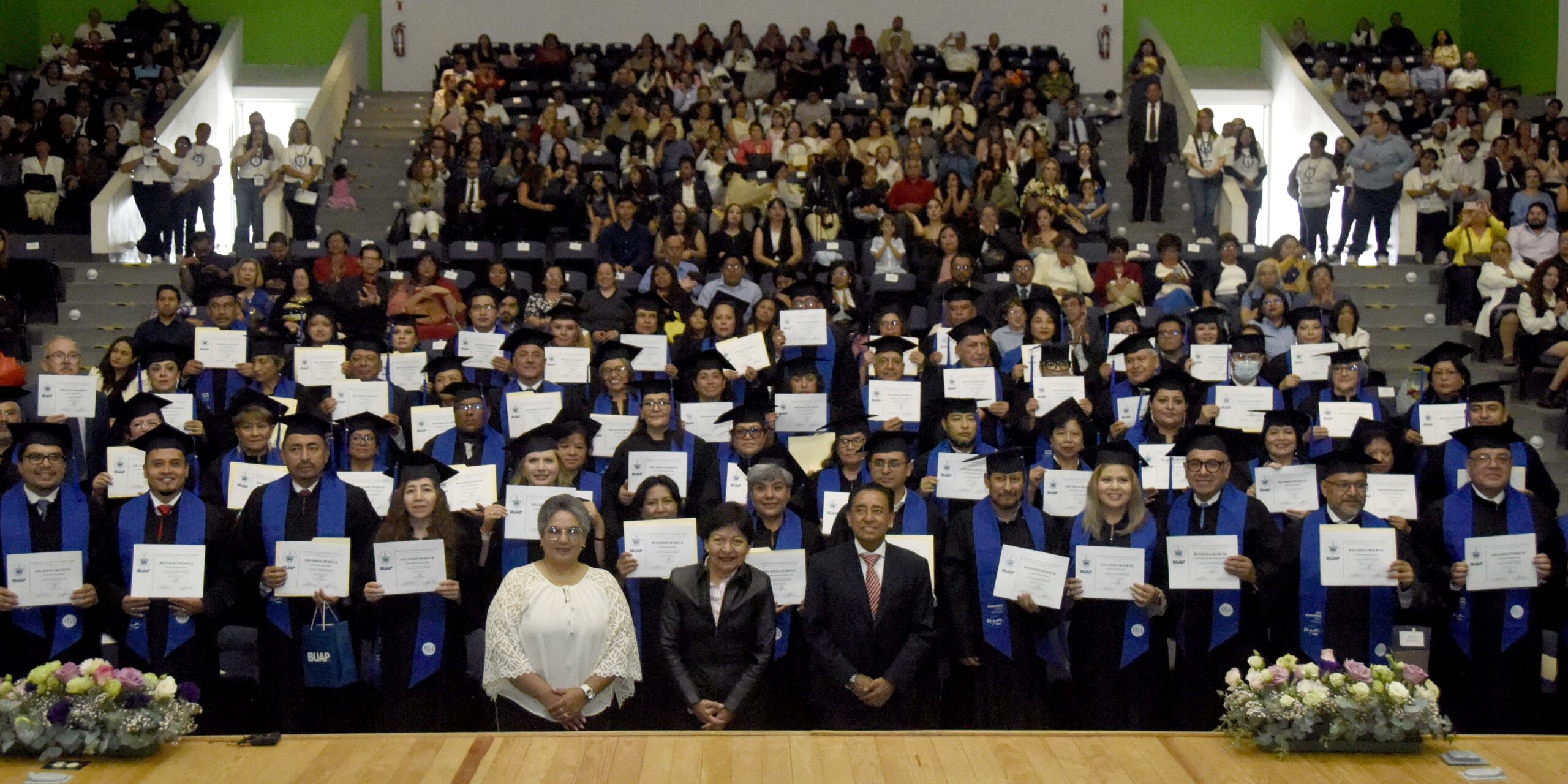 Adultos mayores concluyen estudios en la BUAP