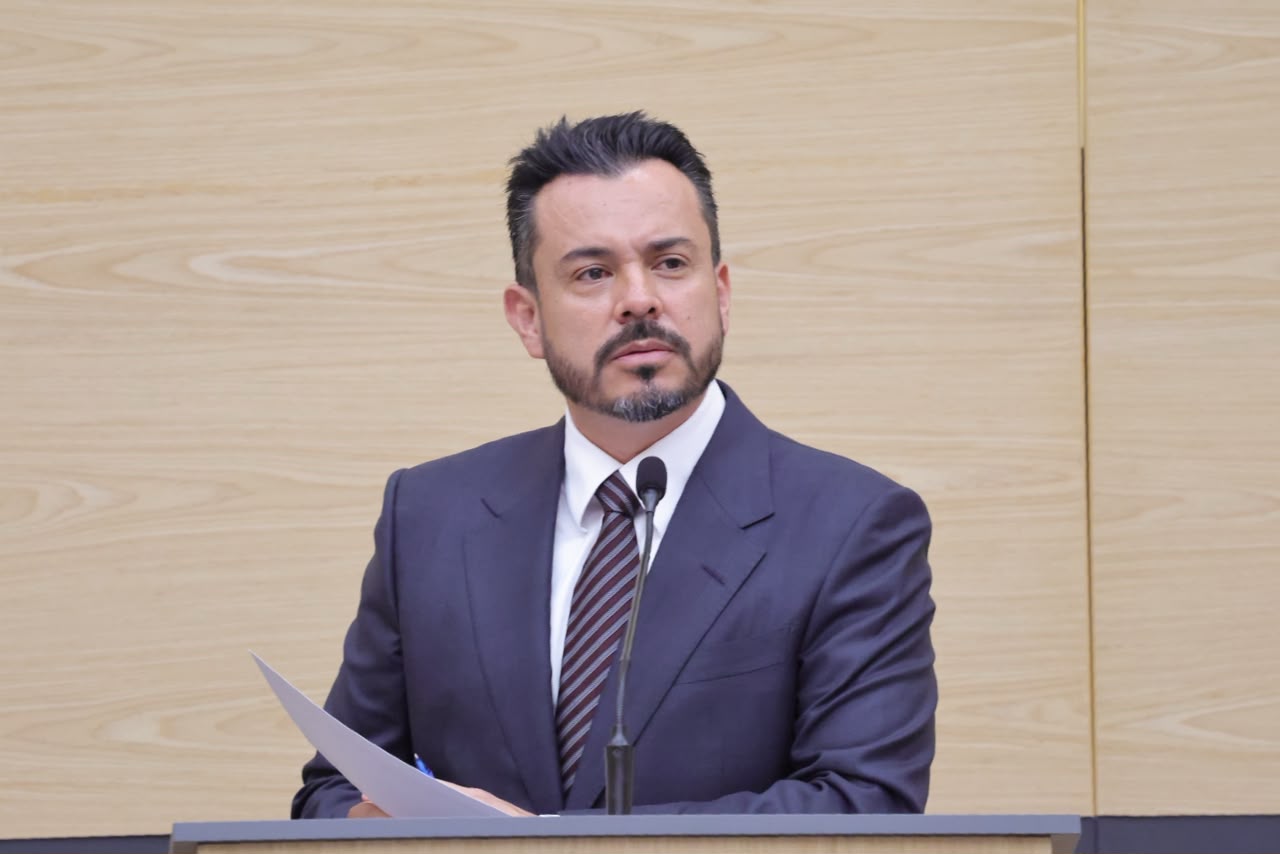 García Parra defiende en el Congreso el proyecto del Cablebús