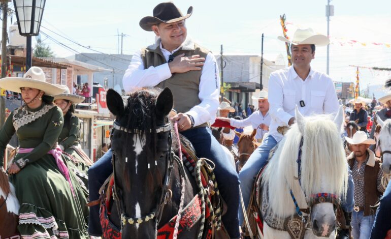 Más de 3 mil jinetes recorren Chignahuapan en tradicional cabalgata a Santiago Apóstol