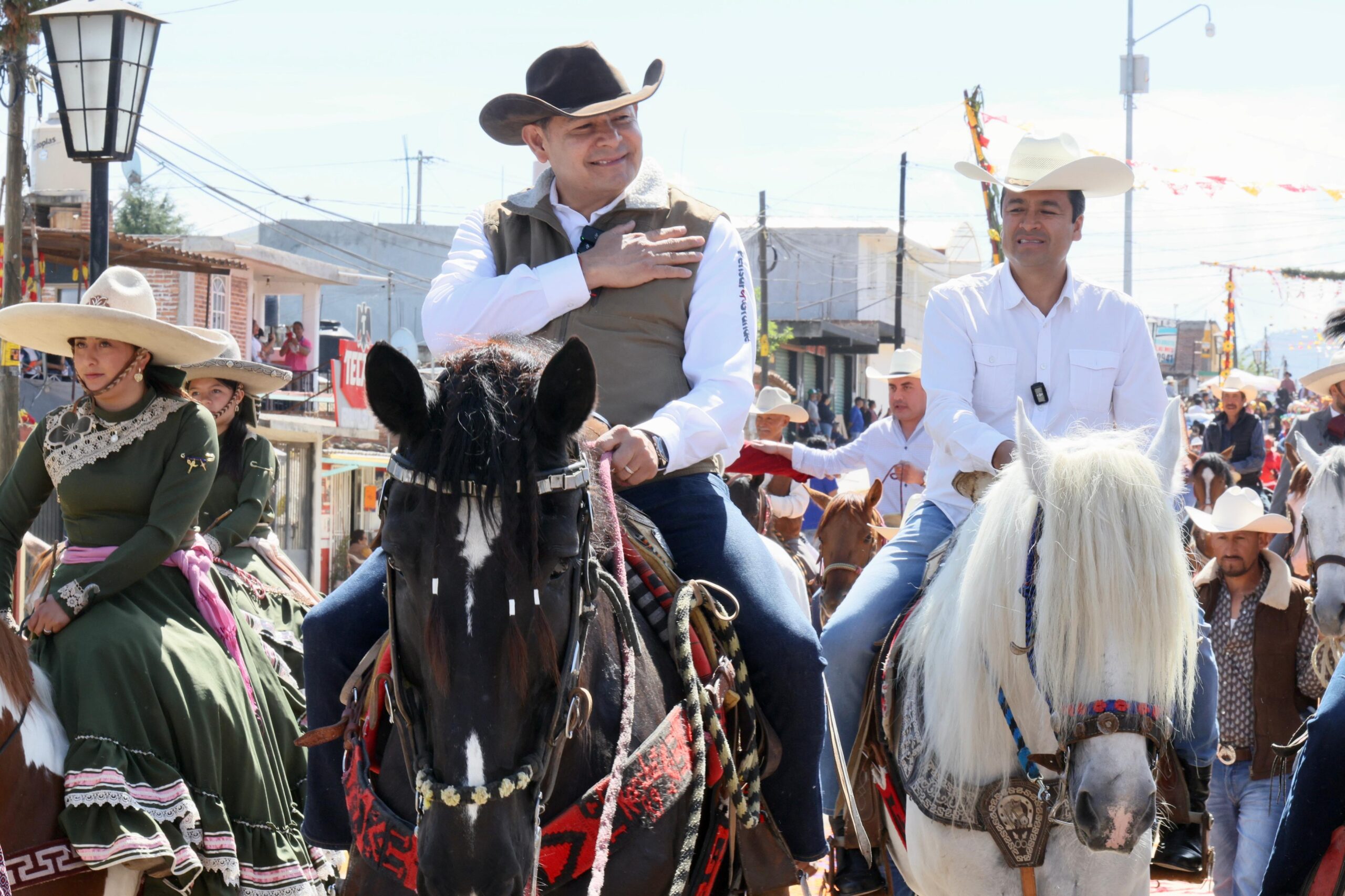 Más de 3 mil jinetes recorren Chignahuapan en tradicional cabalgata a Santiago Apóstol