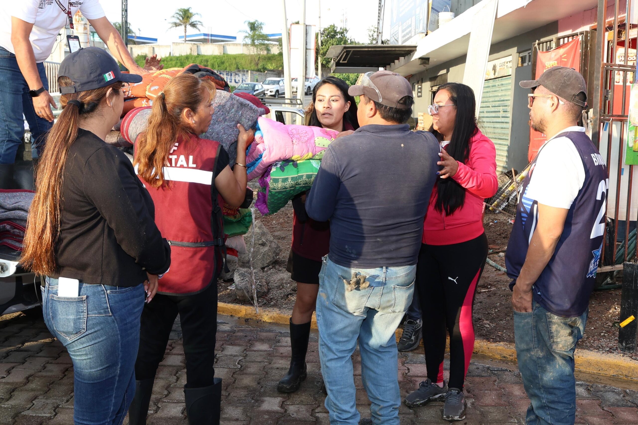 SEDIF lleva apoyo inmediato a familias afectadas por inundación en Ocoyucan
