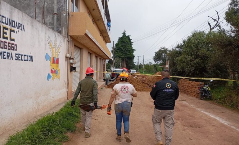 Rescatan a trabajadores tras derrumbe en obra de drenaje en Zacatlán